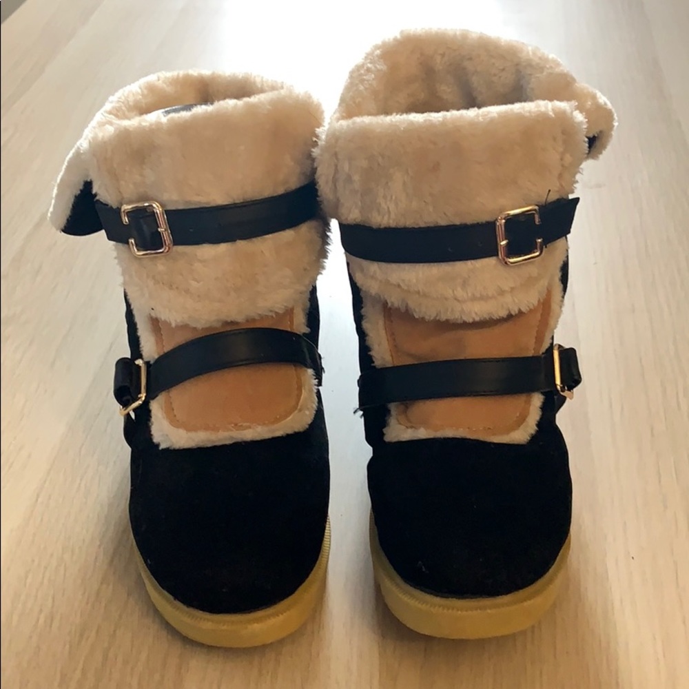 Fuzzy winter boots. Black/tan/cream.  size 10